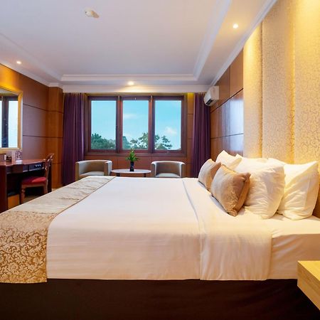 Hotel Bumi Senyiur Samarinda Exterior photo